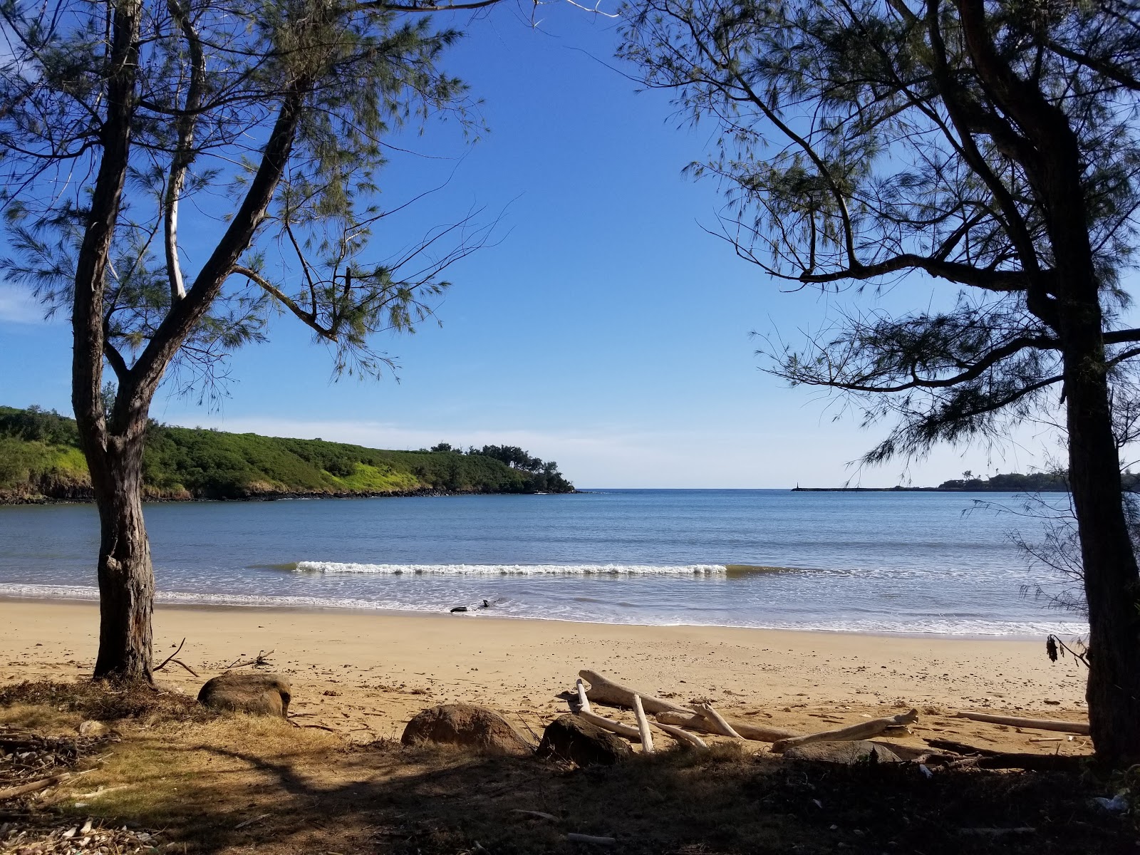 Photo de Hanamaulu Beach avec sable lumineux de surface