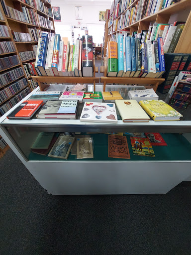 Used Book Store «Lucky Dog Books», reviews and photos, 911 W Jefferson Blvd, Dallas, TX 75208, USA