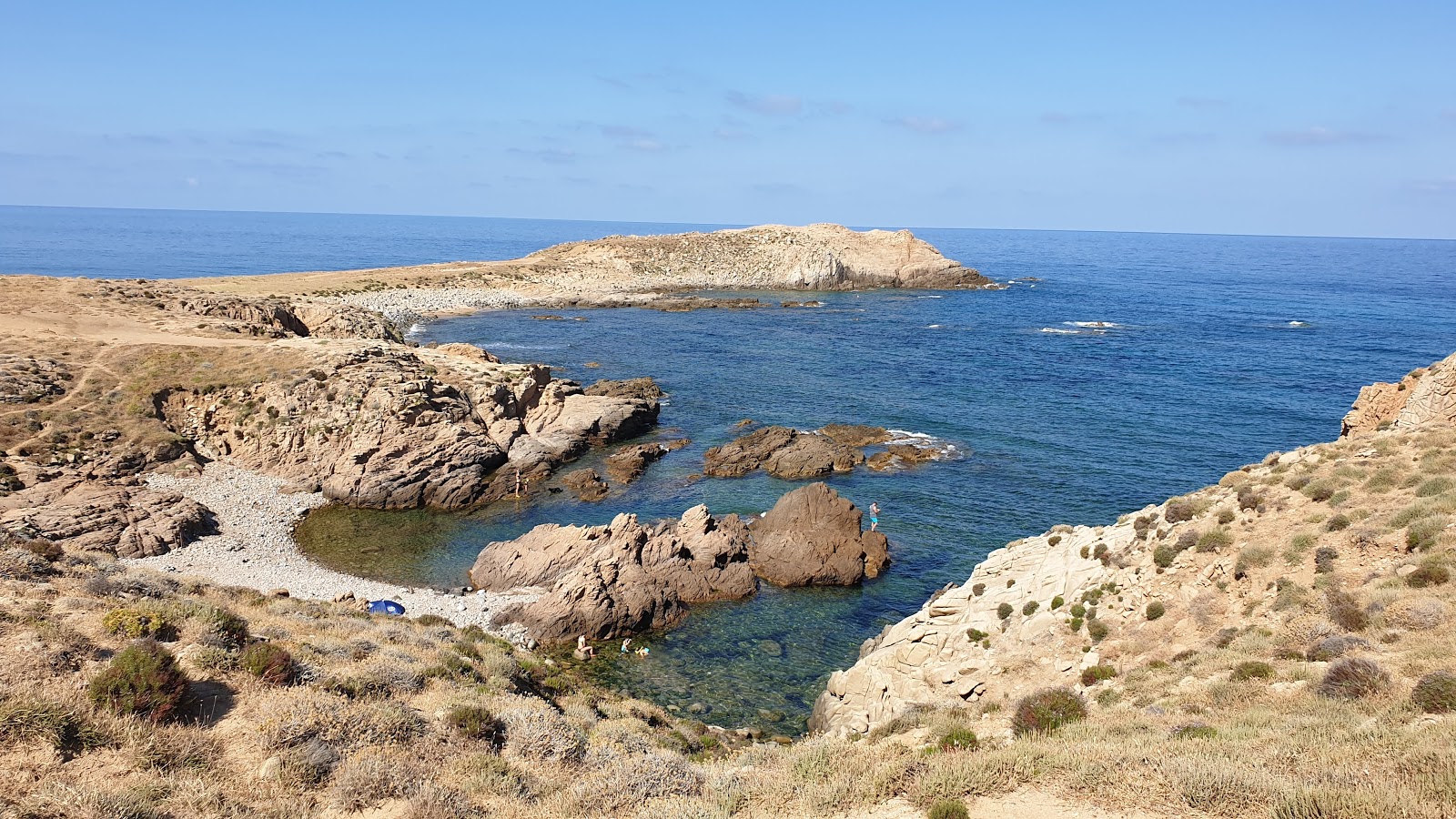 Valokuva Spiaggia di Capo Pecoraista. pinnalla sininen puhdas vesi:n kanssa