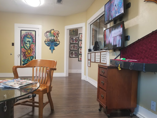 Arsenal Tattoo Co, 700 Dallas Dr, Denton, TX 76205, USA, 