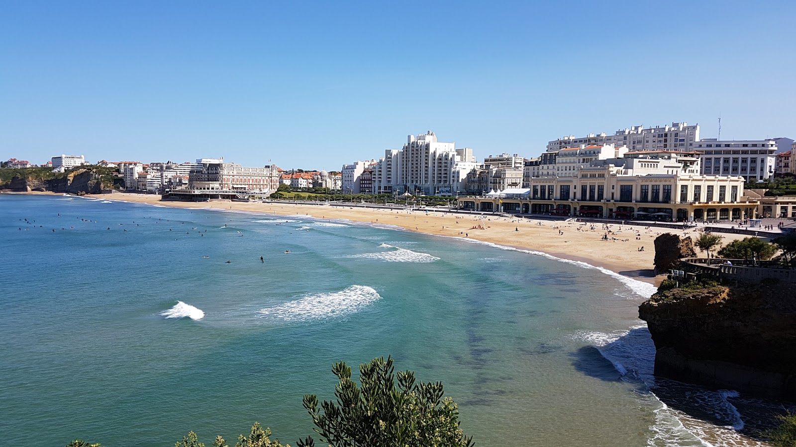 Foto von Plage de Biarritz umgeben von Bergen