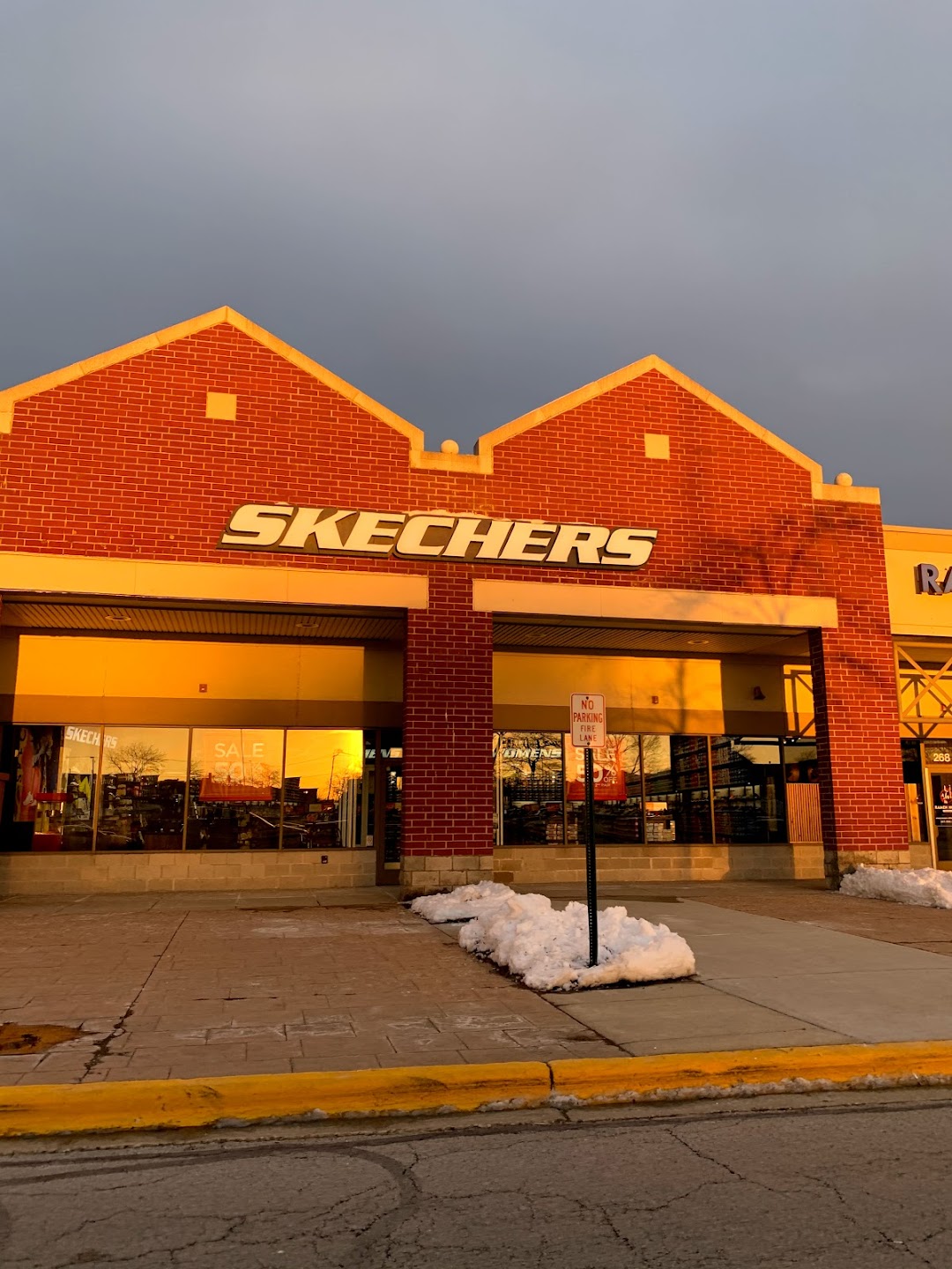 SKECHERS Warehouse Outlet
