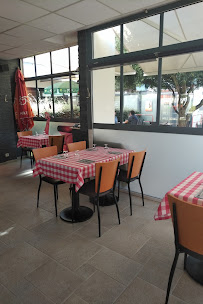 Atmosphère du Restaurant italien Pizzeria Lucgi à Aytré - n°2