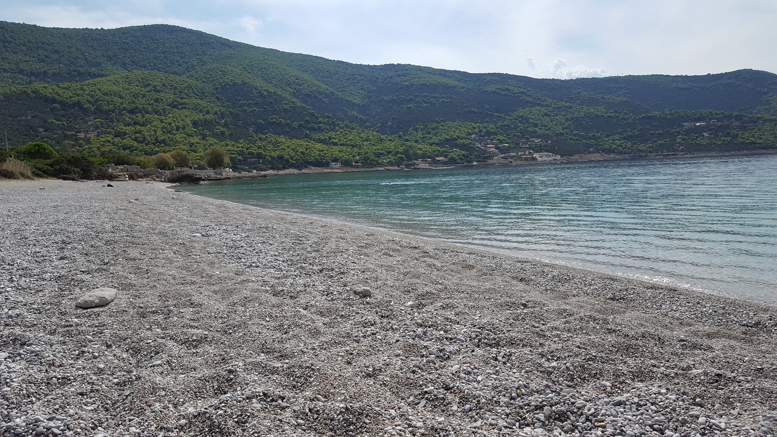 Porto Germeno Plajı'in fotoğrafı turkuaz saf su yüzey ile