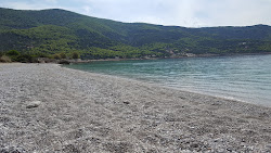 Foto von Porto Germeno Strand mit viele geräumige buchten