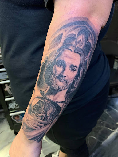 Explore mother of 4 tattoo ideas, creative tattoo ideas in San Antonio, available at Firme Copias Tattoo Studio