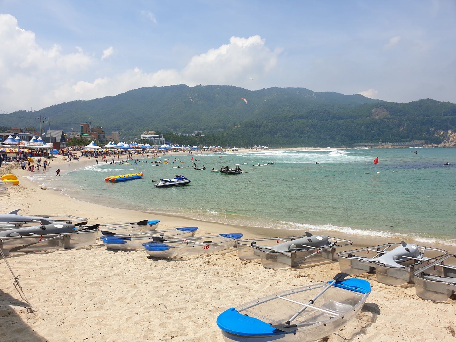 Photo de Yonghwa Beach avec sable lumineux de surface