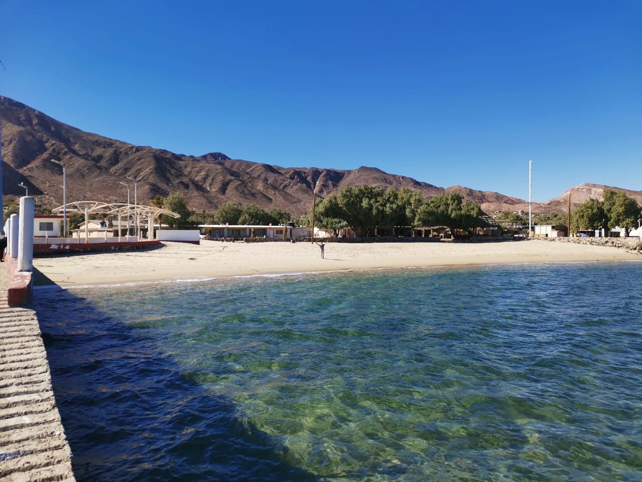Fotografija Playa Bahia de los Angeles z svetel pesek površino