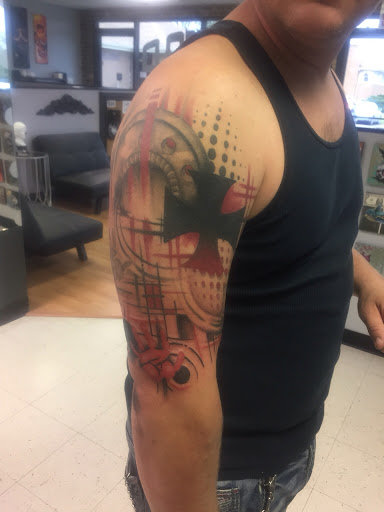 Tattoo Shop «7 Day Gallery Tattoo & Art Gallery», reviews and photos, 6000 W 159th St, Oak Forest, IL 60452, USA