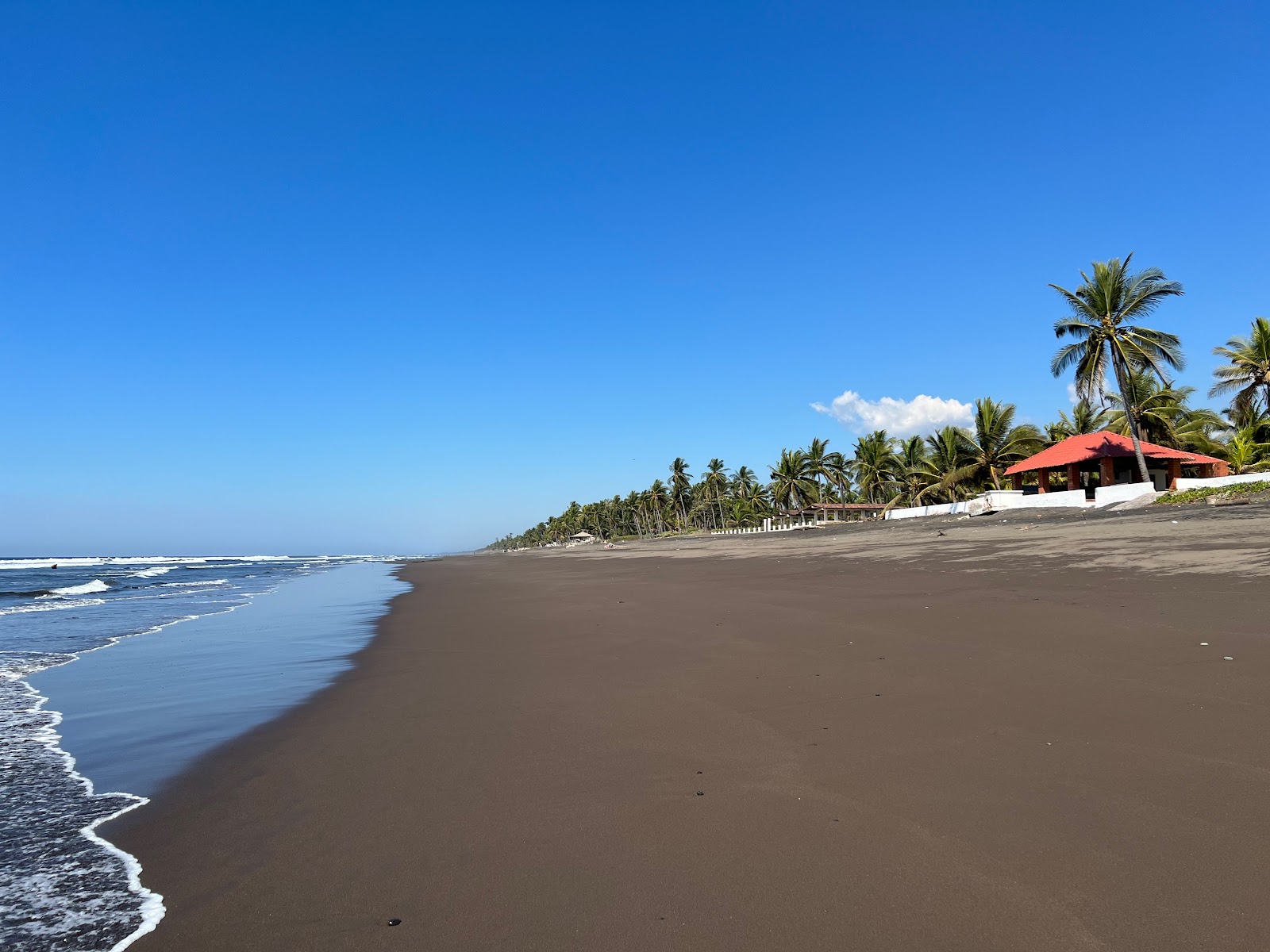 Foto di Zunza beach con una superficie del sabbia pura scura