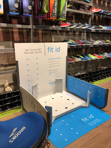 Sporting Goods Store «Fleet Feet Sports - Old Town», reviews and photos, 1620 N Wells St, Chicago, IL 60614, USA