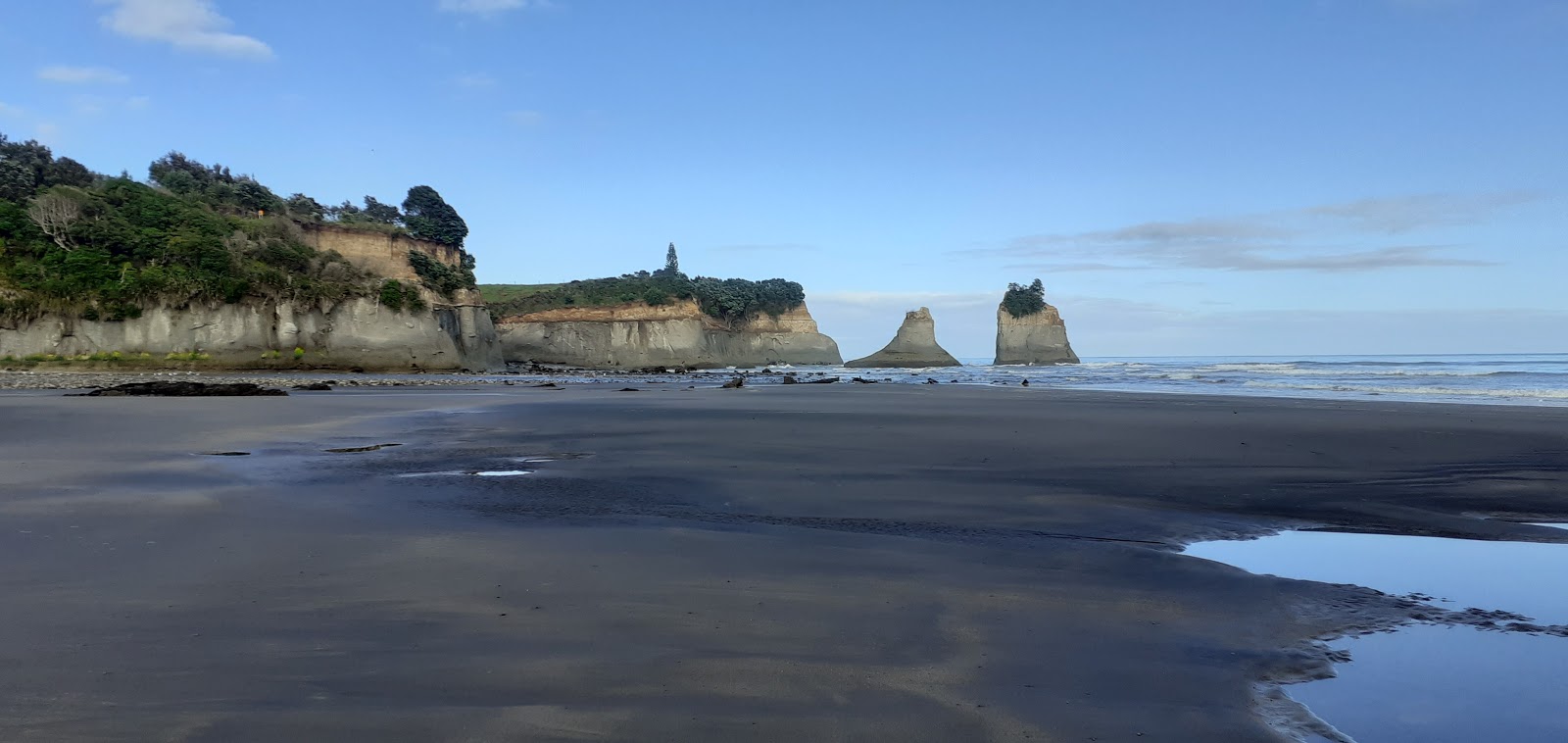 Photo de Onaero Beach avec sable gris avec roches de surface