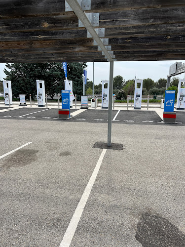 Borne de recharge de véhicules électriques TotalEnergies Station de recharge Marguerittes