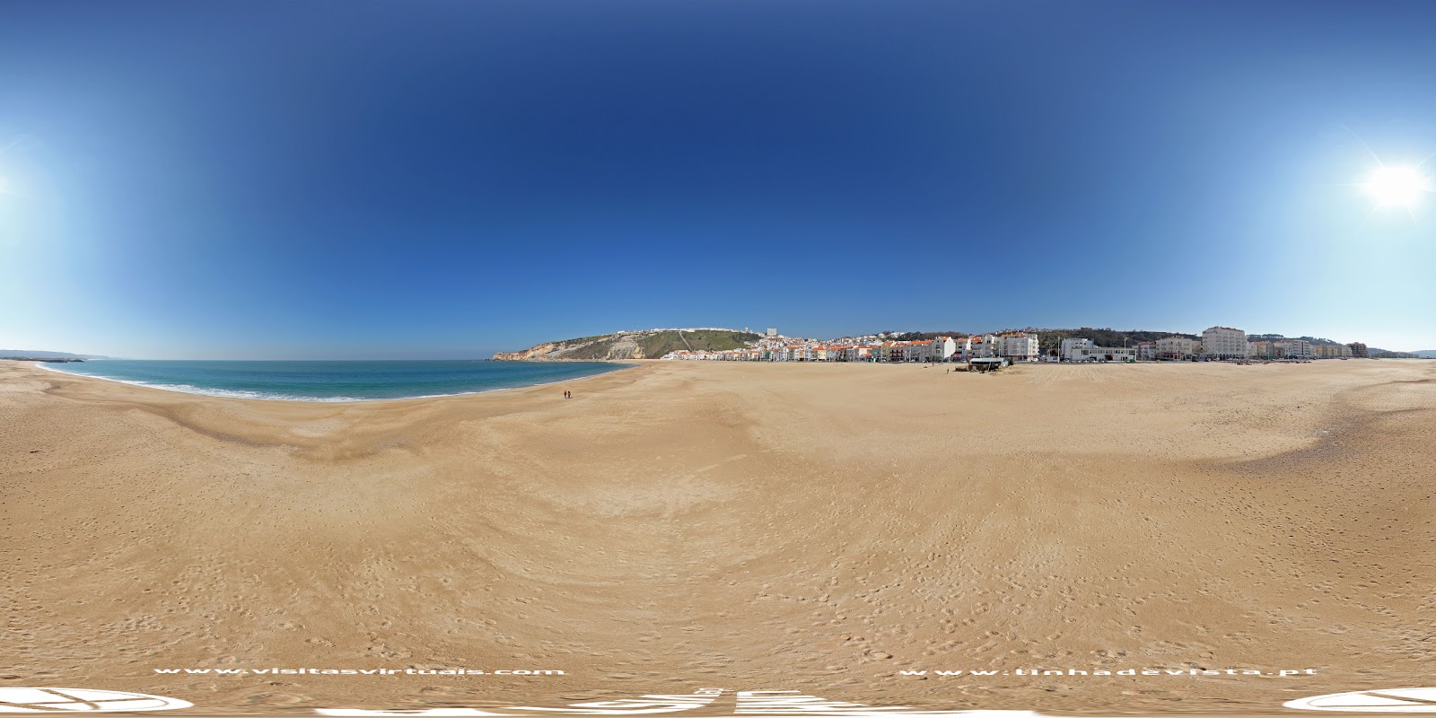 Foto van Strand van Nazaré met blauw water oppervlakte