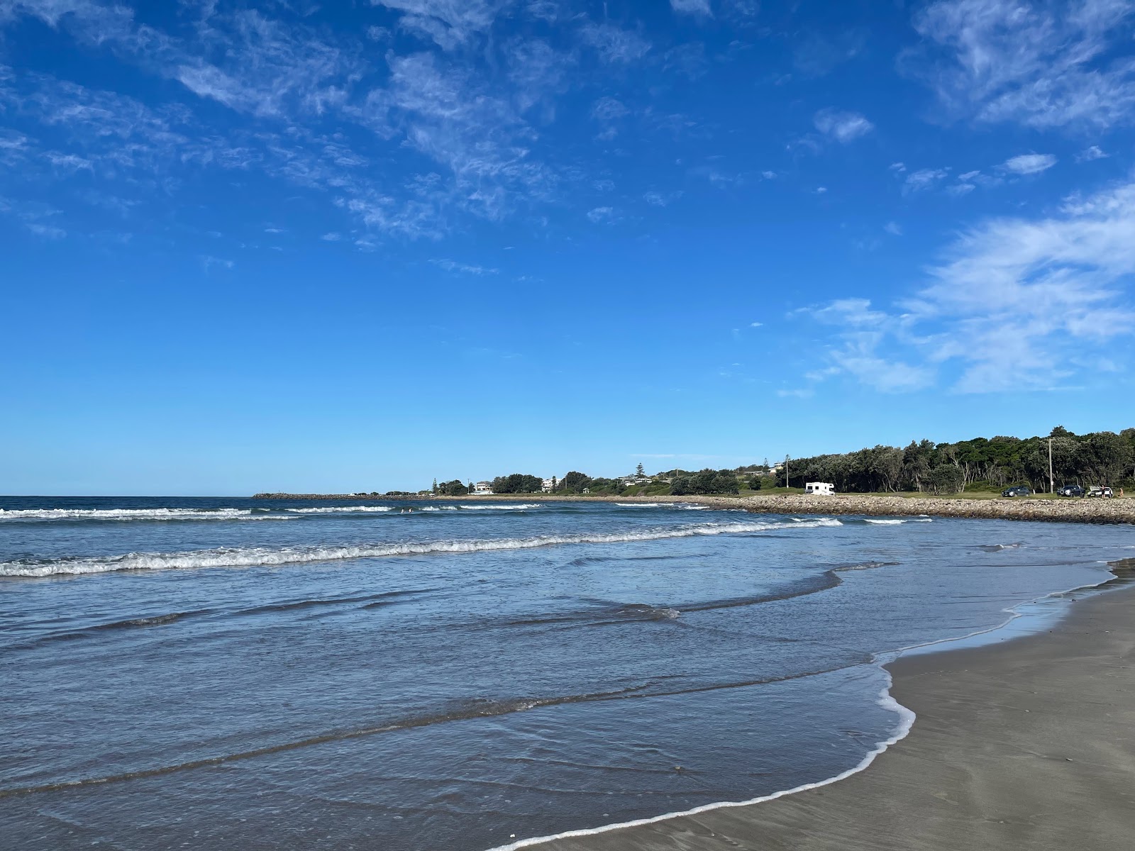 Foto de Crowdy Bay Beach - lugar popular entre os apreciadores de relaxamento