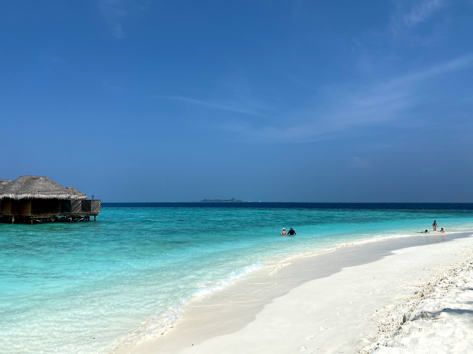 Photo de Fihalhohi Island Resort avec plage spacieuse