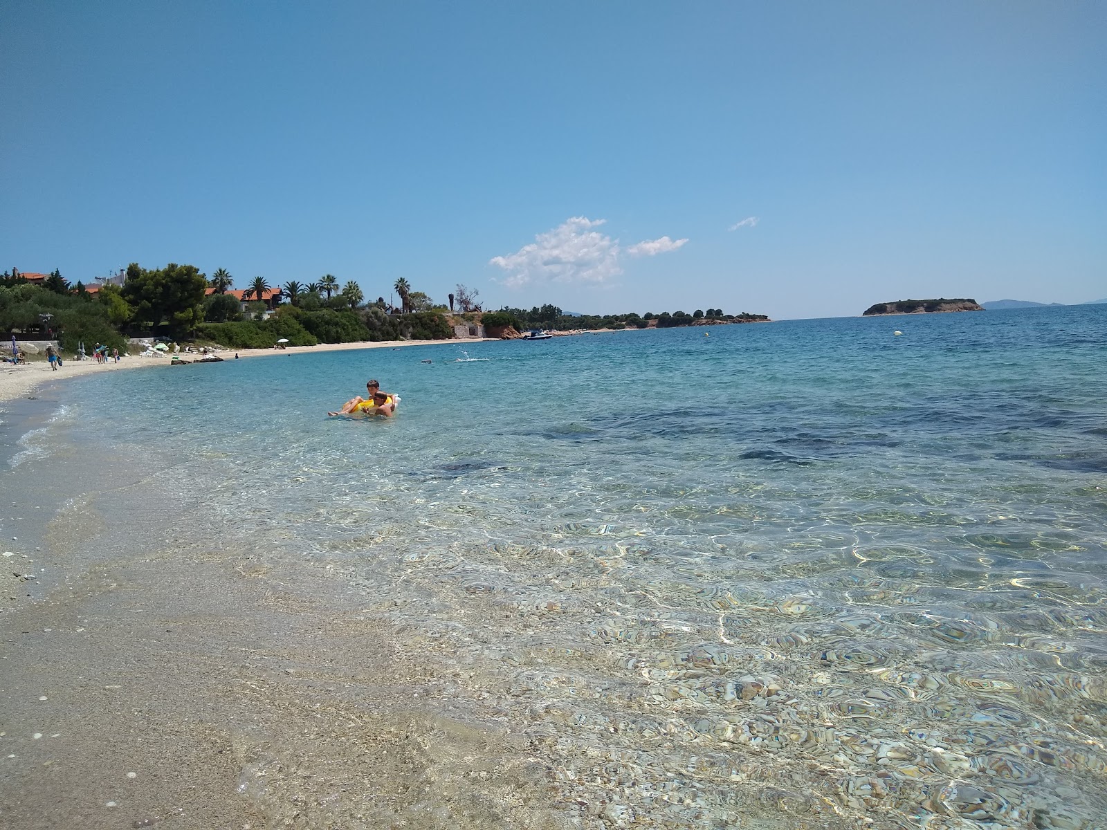 Kastri beach II的照片 带有蓝色纯水表面