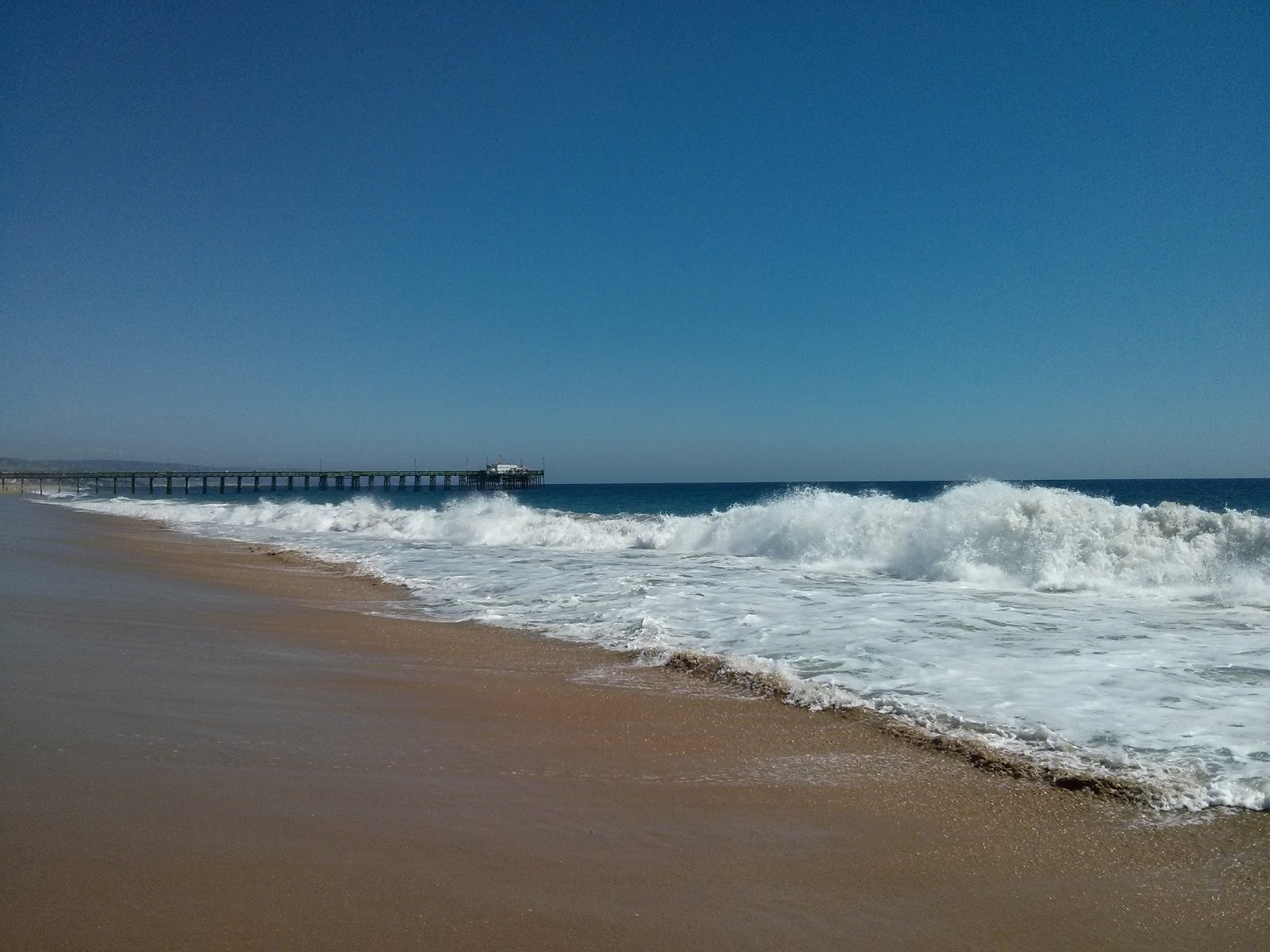 Foto af Balboa Strand med lang lige kyst