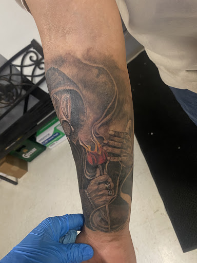 Tattoo Shop «Wyze Guyz Tattoo Parlor», reviews and photos, 3012 Lee Trevino Dr B, El Paso, TX 79936, USA