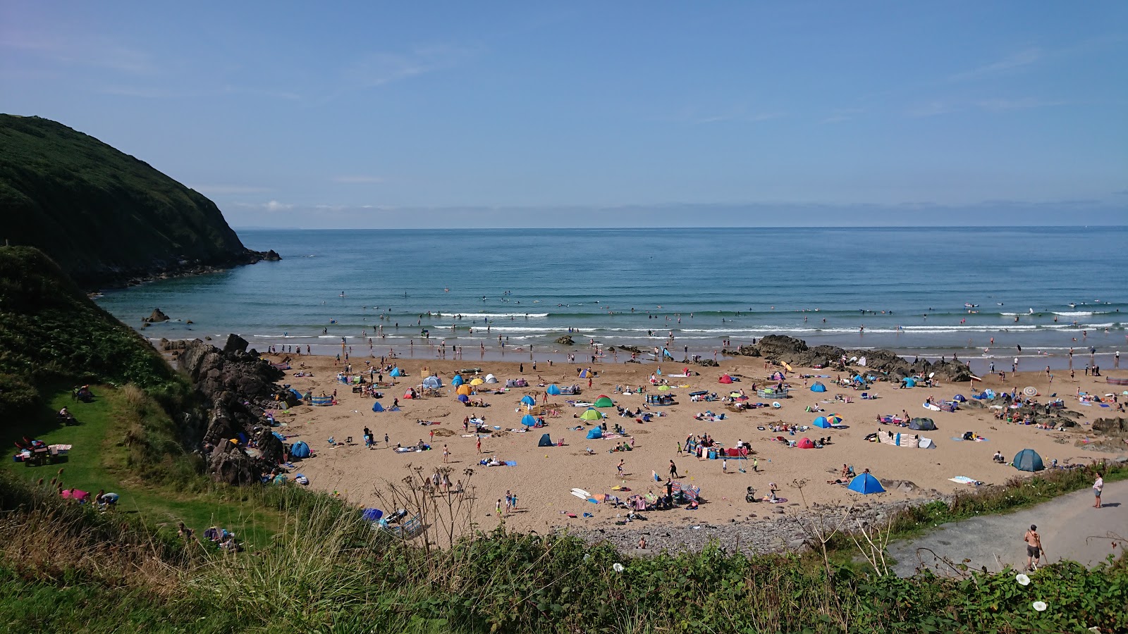 Φωτογραφία του Putsborough beach με φωτεινή άμμος επιφάνεια