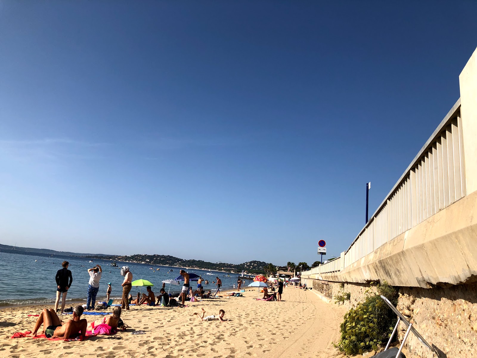 Fotografija Plaža Garonnette in naselje