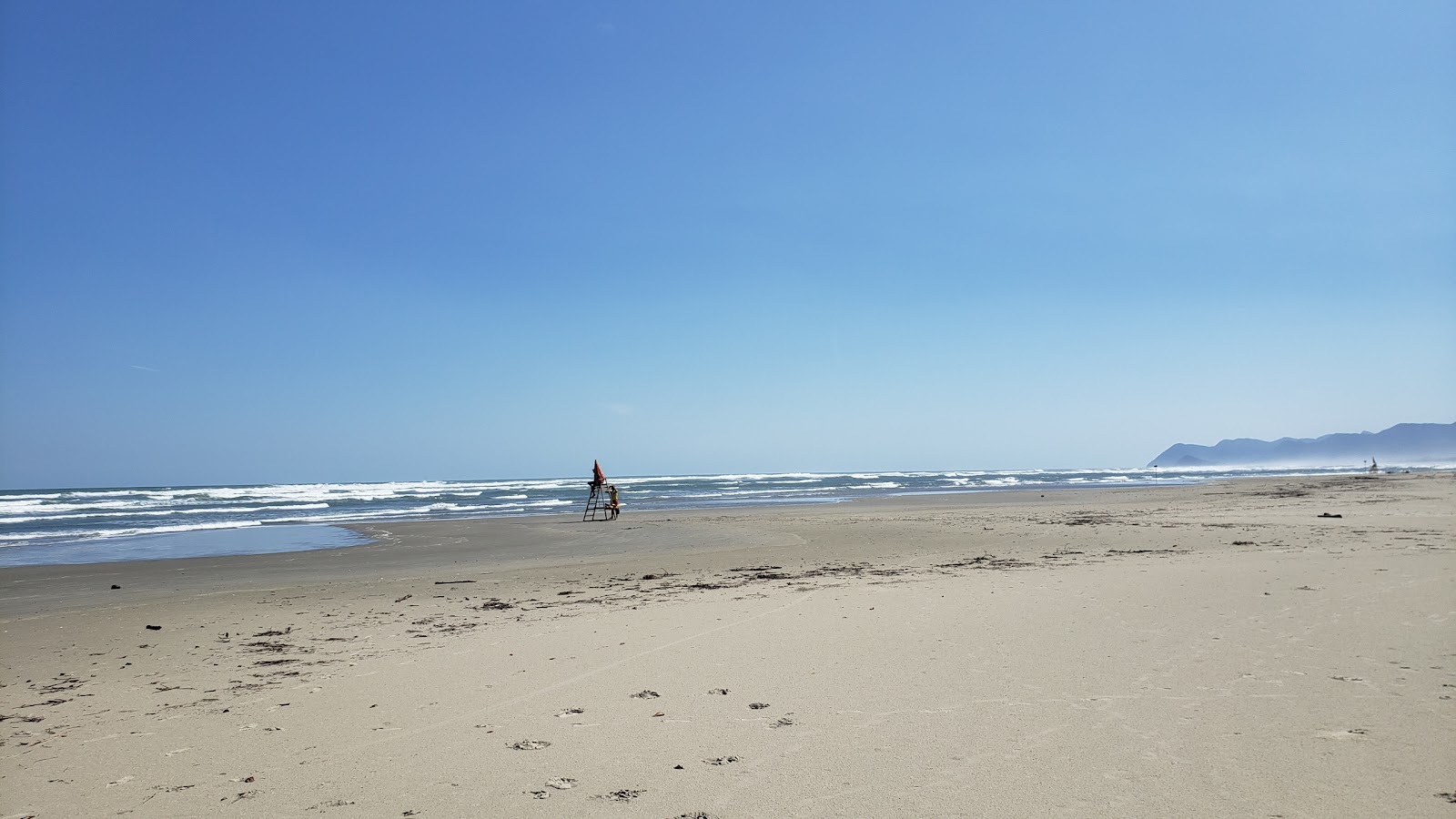 Photo de Plage de Barra do Una protégé par des falaises