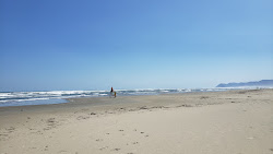 Photo de Plage de Barra do Una protégé par des falaises
