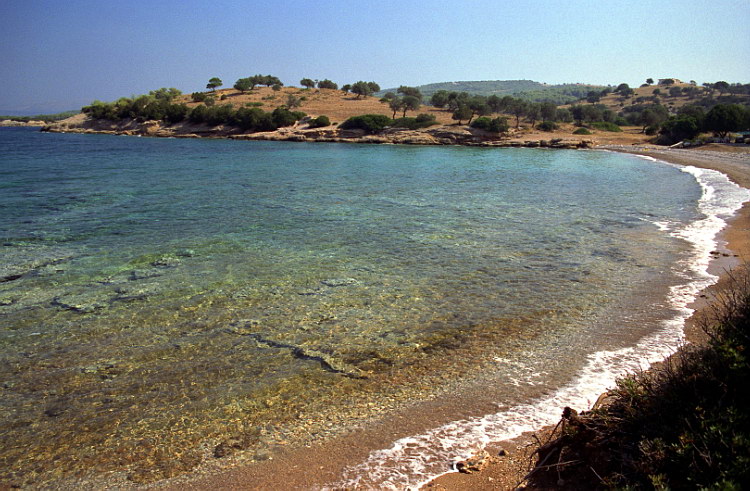 Foto av Paralia Korakia III med kevyt hiekka ja kivi yta