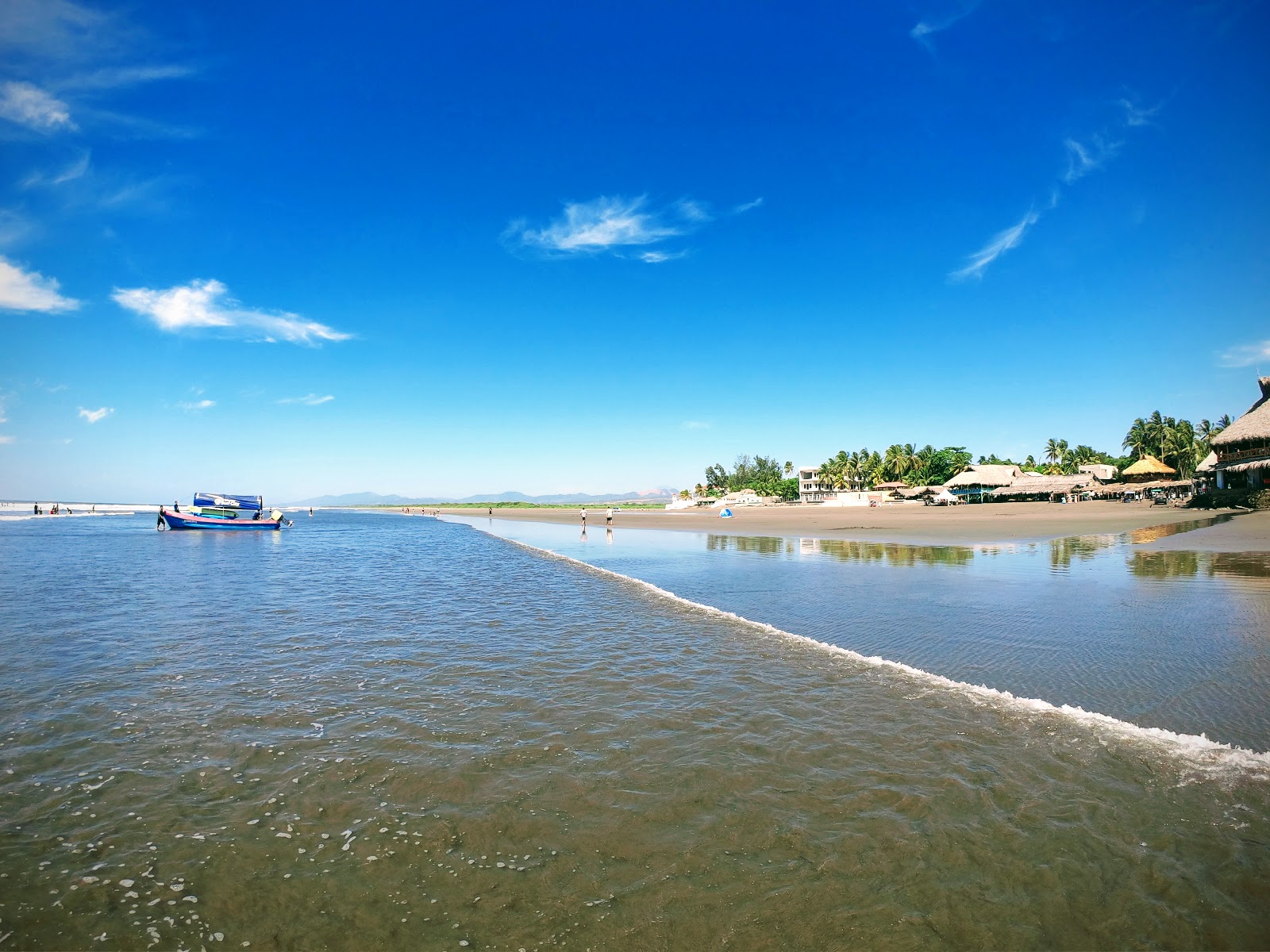 Φωτογραφία του Las Tunas beach με γκρίζα άμμος επιφάνεια