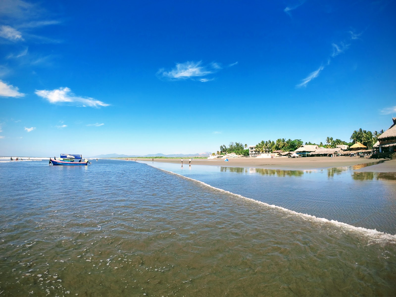 Foto de Las Tunas beach con arena gris superficie