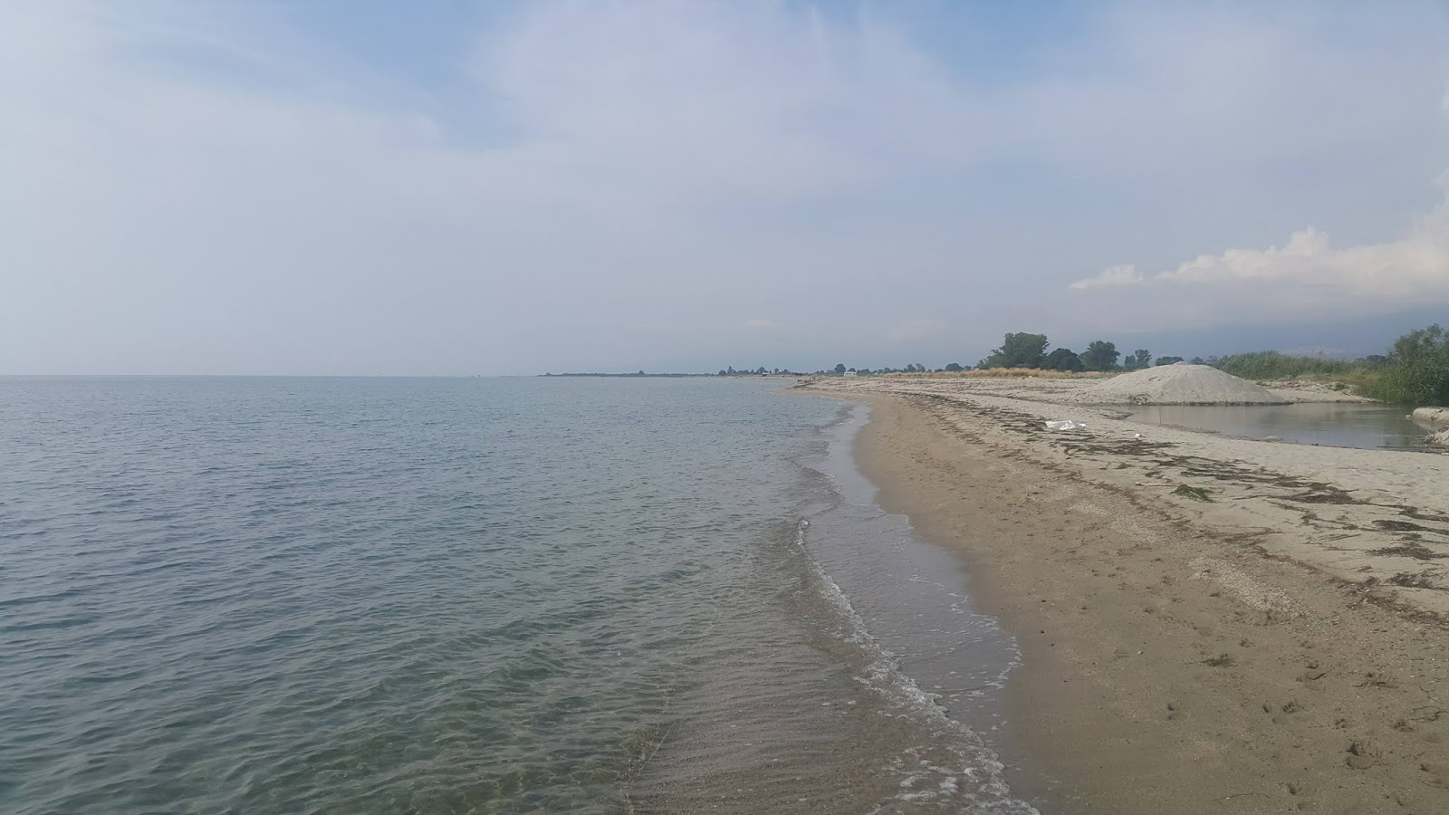Olympiaki Akti beach II的照片 带有灰沙表面