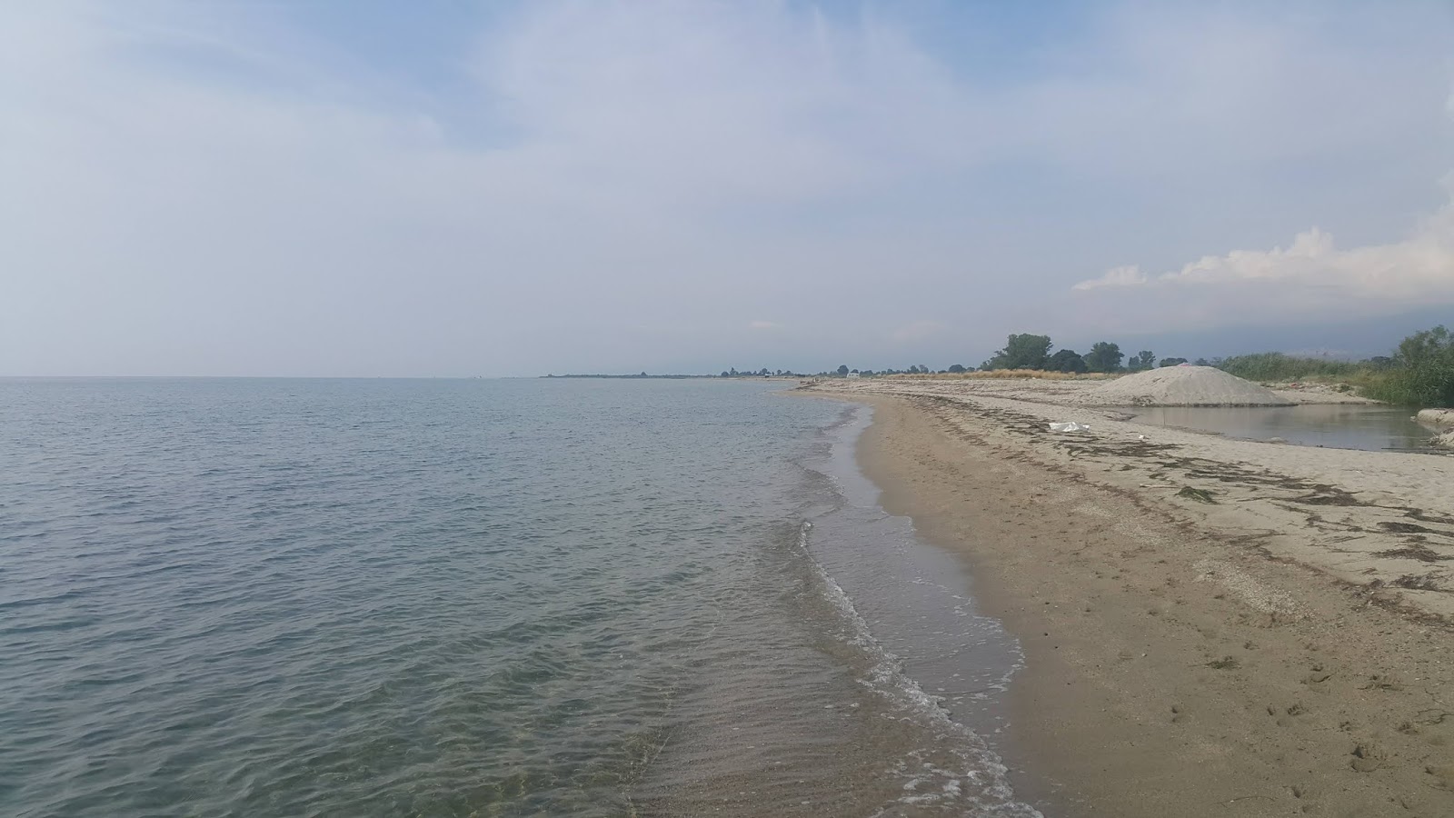 Foto von Olympiaki Akti beach II mit grauer sand Oberfläche