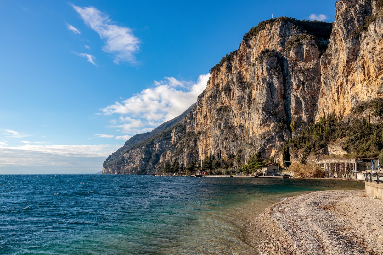 Foto van Spiaggia Tignale met grijze fijne kiezelsteen oppervlakte