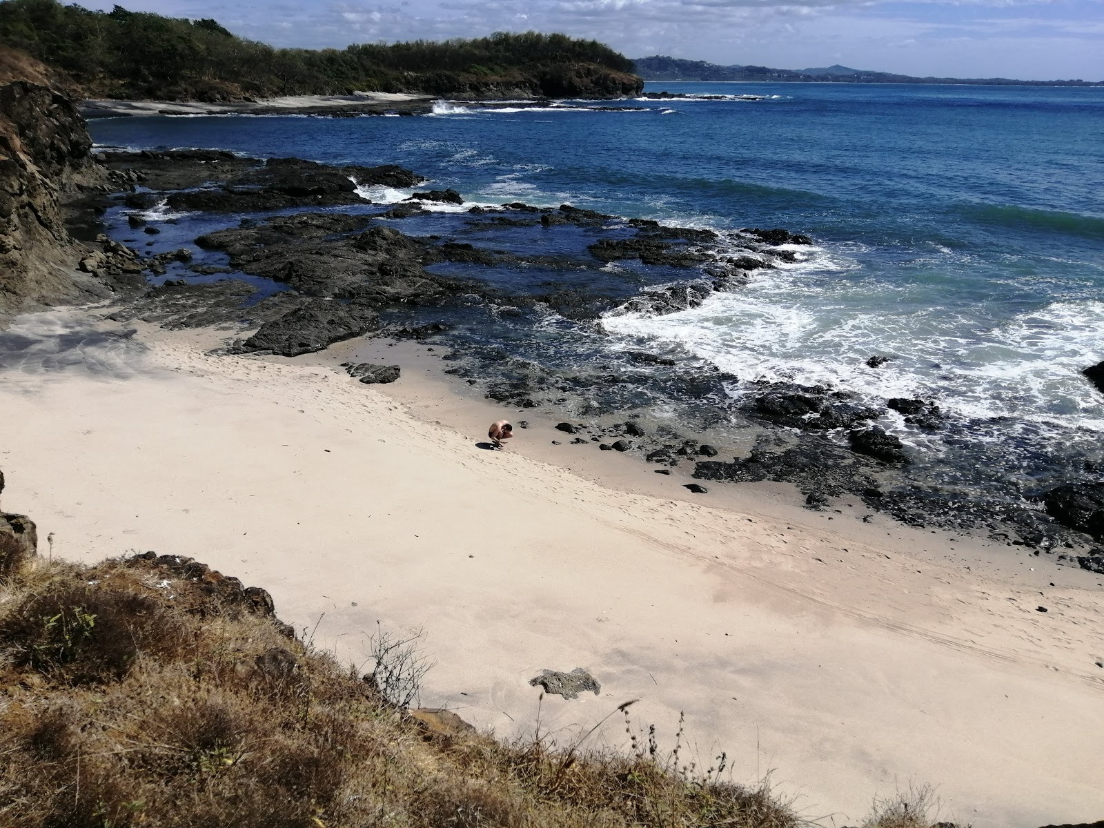 Photo de Playa Carbon avec sable gris avec roches de surface