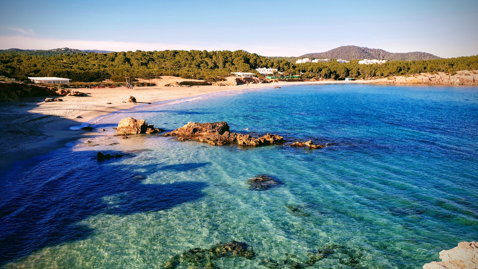 Cala Nova Beach'in fotoğrafı - rahatlamayı sevenler arasında popüler bir yer