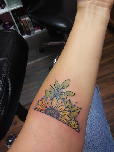 Tattoo Shop «Evil Twins Piercing Studio», reviews and photos, 215 N Stockwell Rd, Evansville, IN 47715, USA