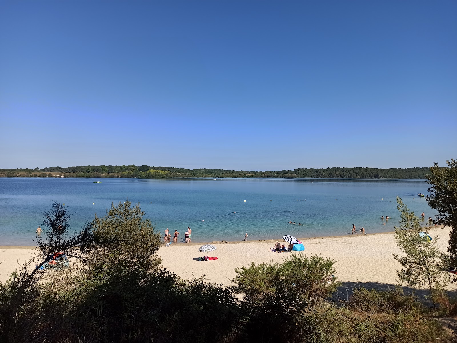 Foto von Plage Arjuzanx und die siedlung