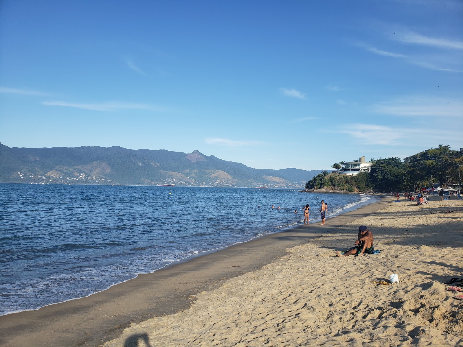 Photo de Plage des Cigales protégé par des falaises