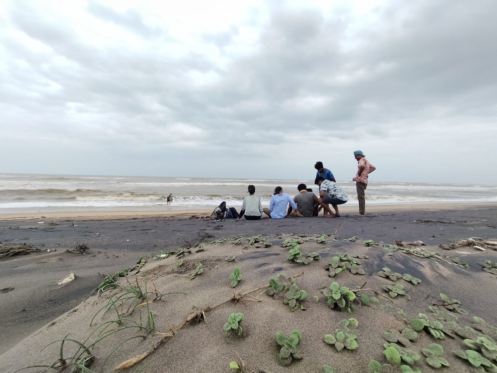 Φωτογραφία του Sonapur Beach και η εγκατάσταση