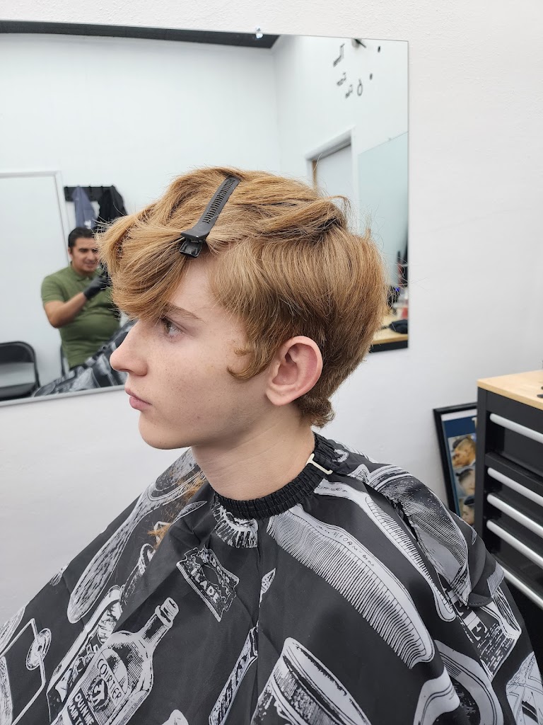 Roberto's Grow Back barbershop 98948