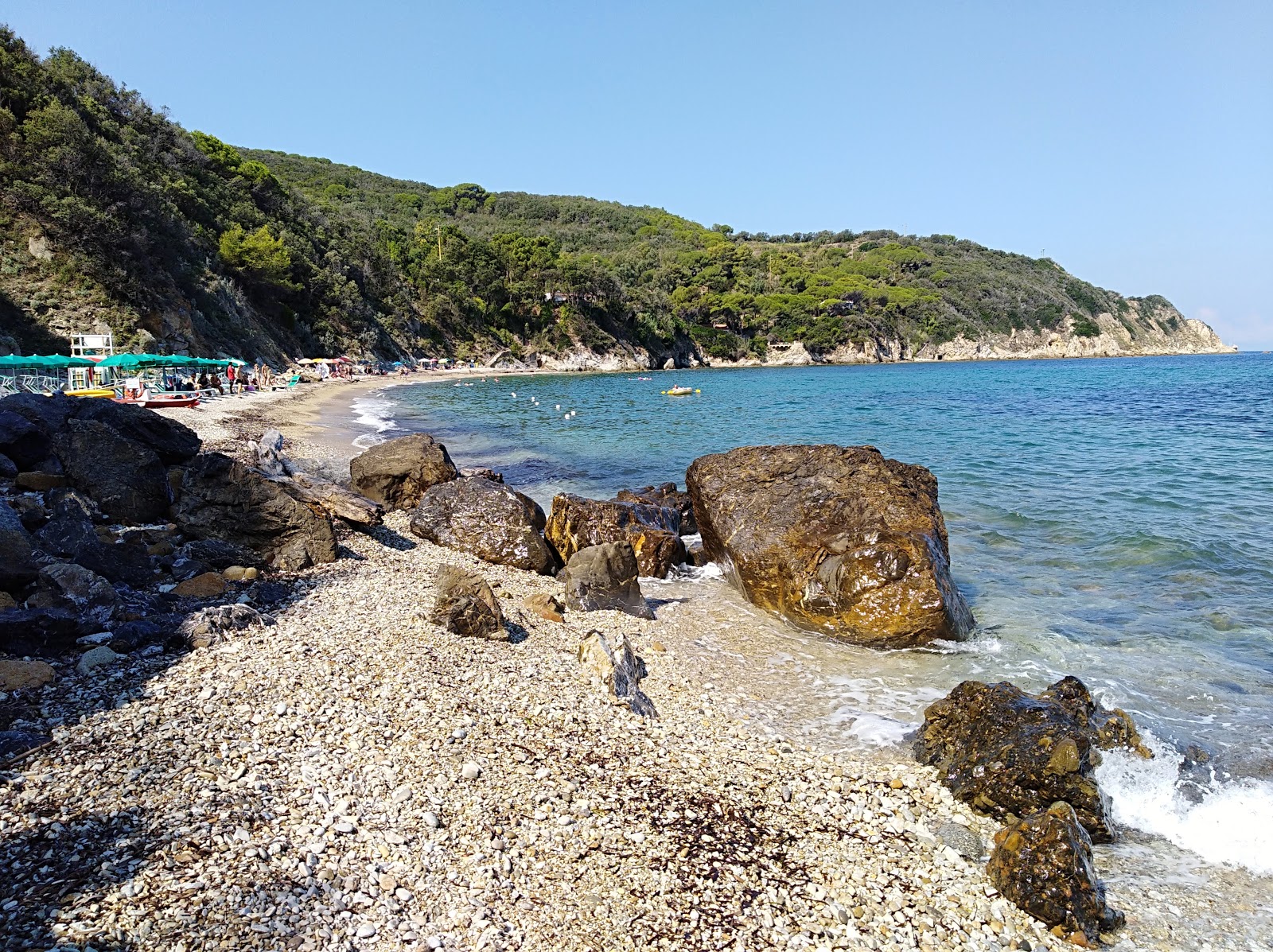 Foto af Spiaggia di Seccione bakket op af klipperne