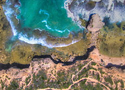 Foto di St Pauls Beach circondato da montagne