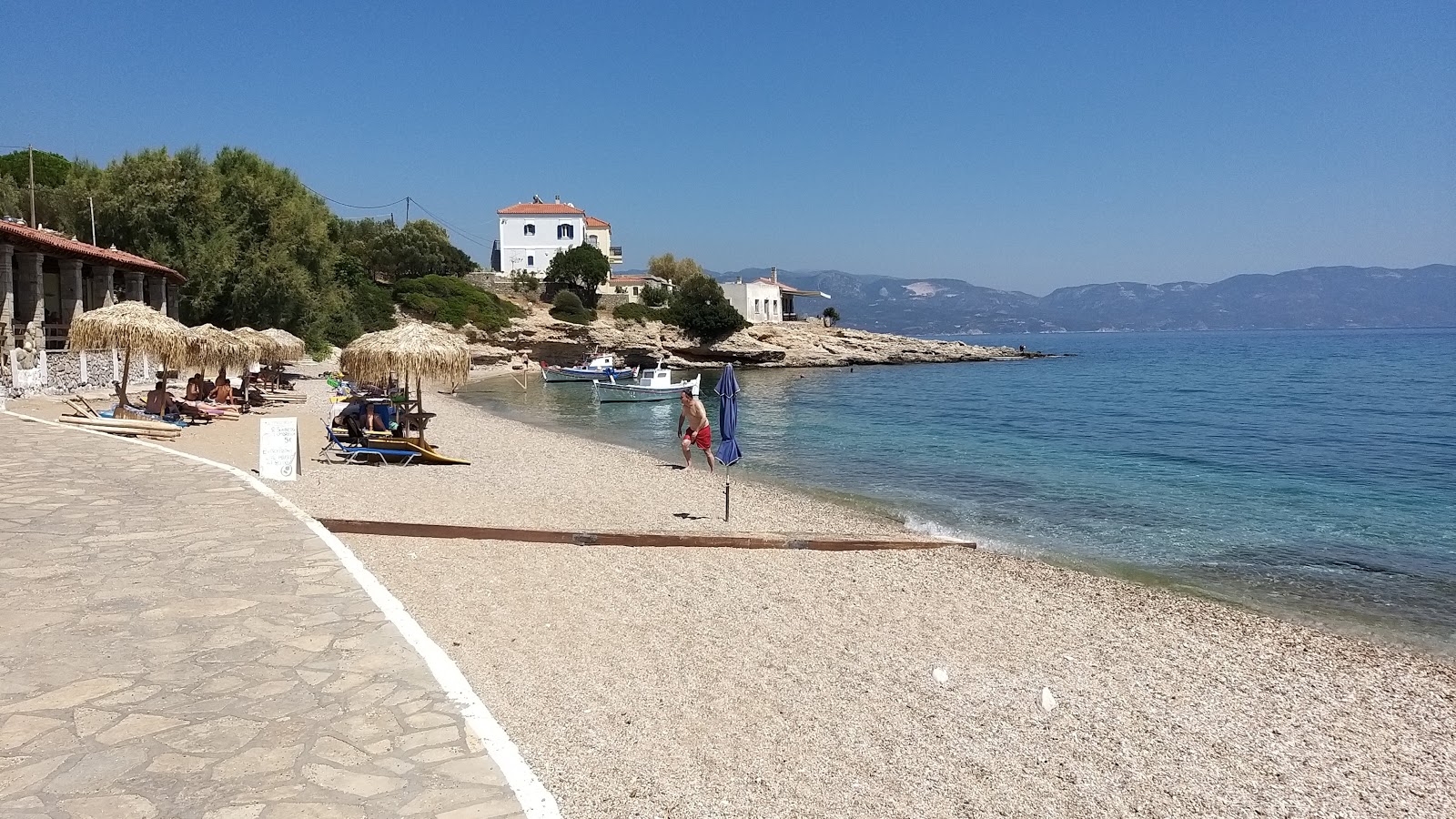 Foto di Limnionas beach con molto pulita livello di pulizia