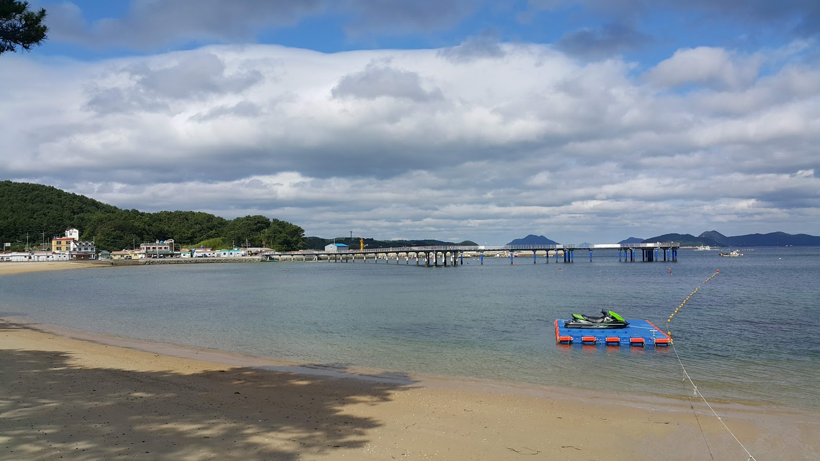 Foto de Myeongsa Beach - lugar popular entre os apreciadores de relaxamento