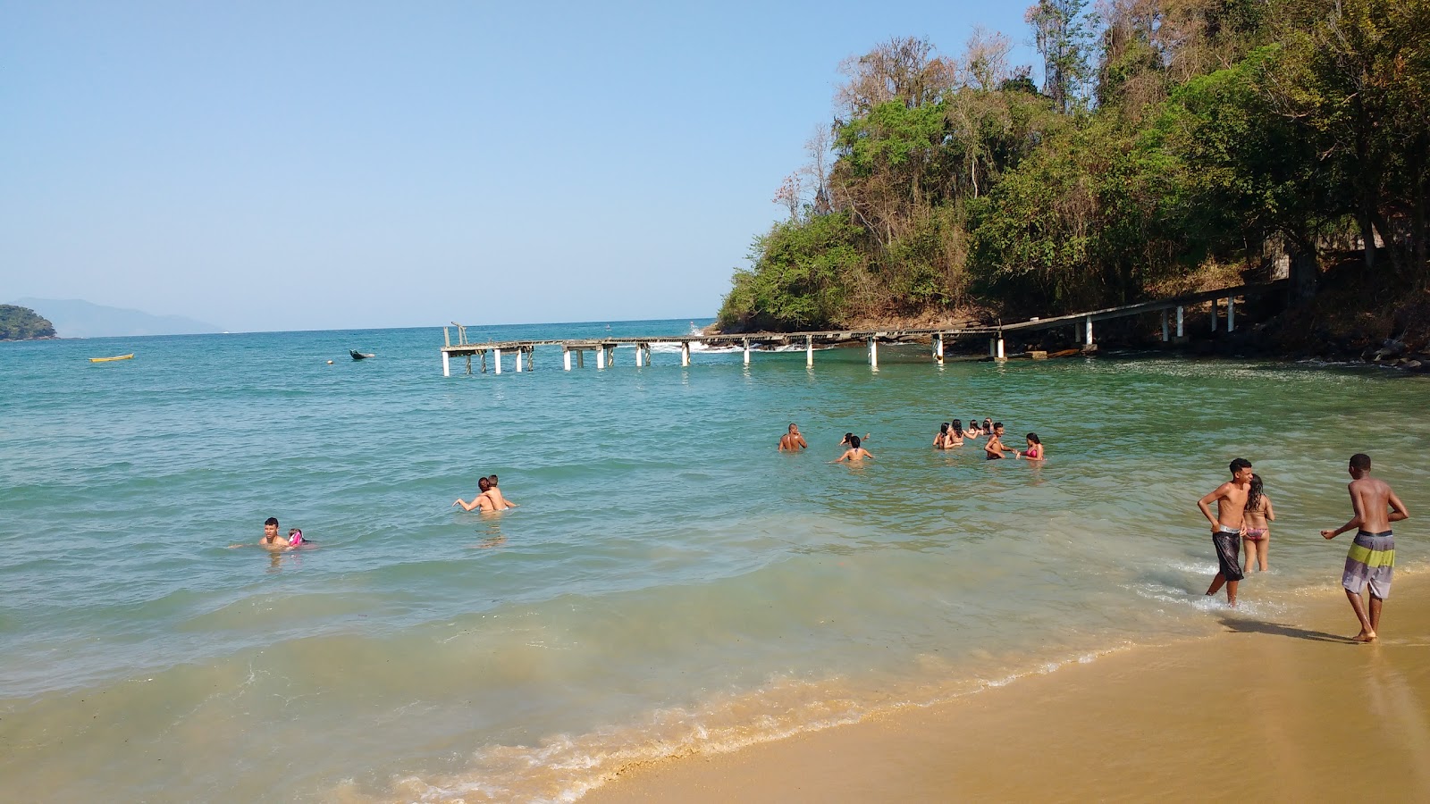 Photo of Garatucaia Beach and the settlement