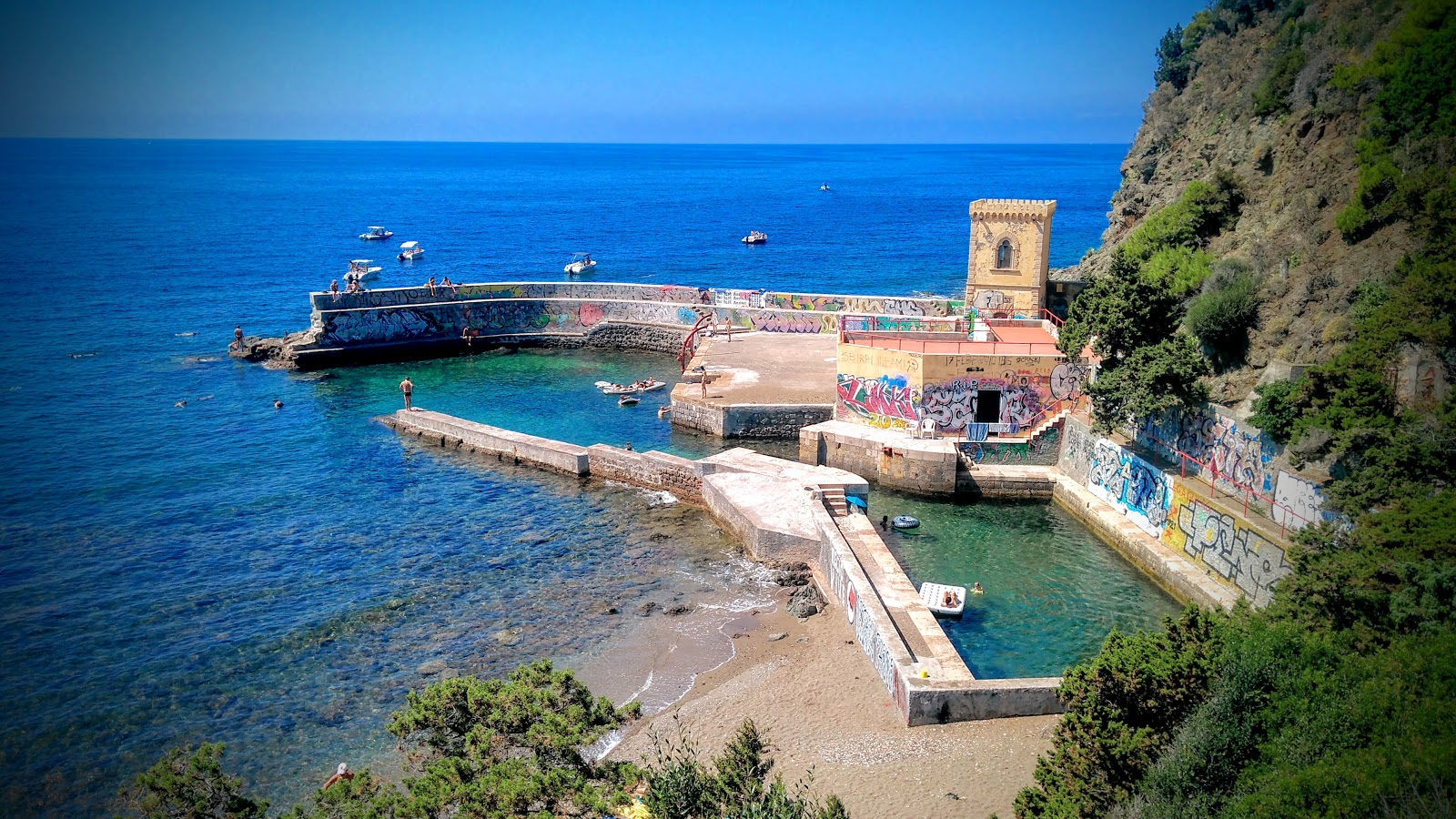 Fotografie cu Spiaggia del Sonnino cu o suprafață de nisip beige și pietricele