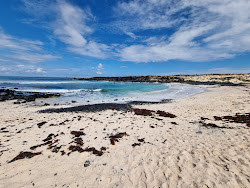Playa de Caleta del Mero'in fotoğrafı geniş bir kıyı şeridi ile birlikte