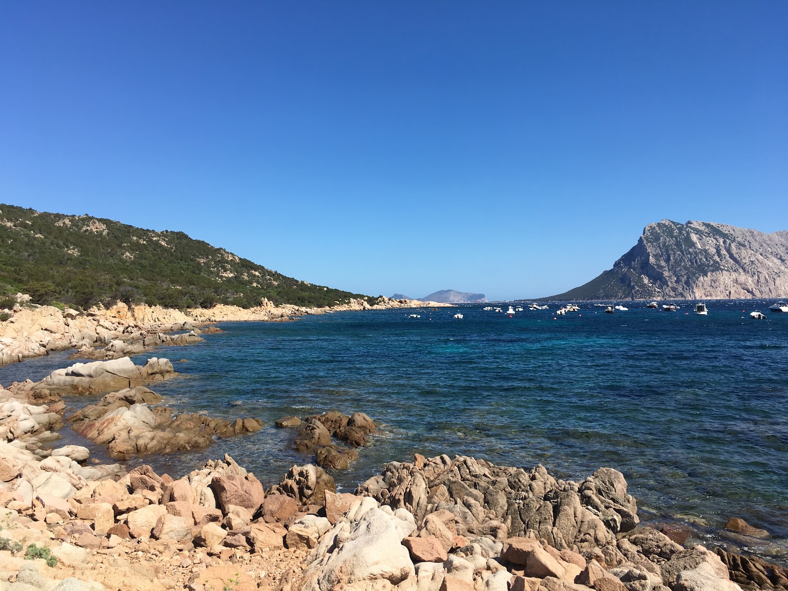Photo of Cala Ginepro with partly clean level of cleanliness