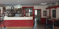 Atmosphère du Restaurant français Hôtel - Bar & Restaurant Le Lion d'Or à Ourouer-les-Bourdelins - n°1