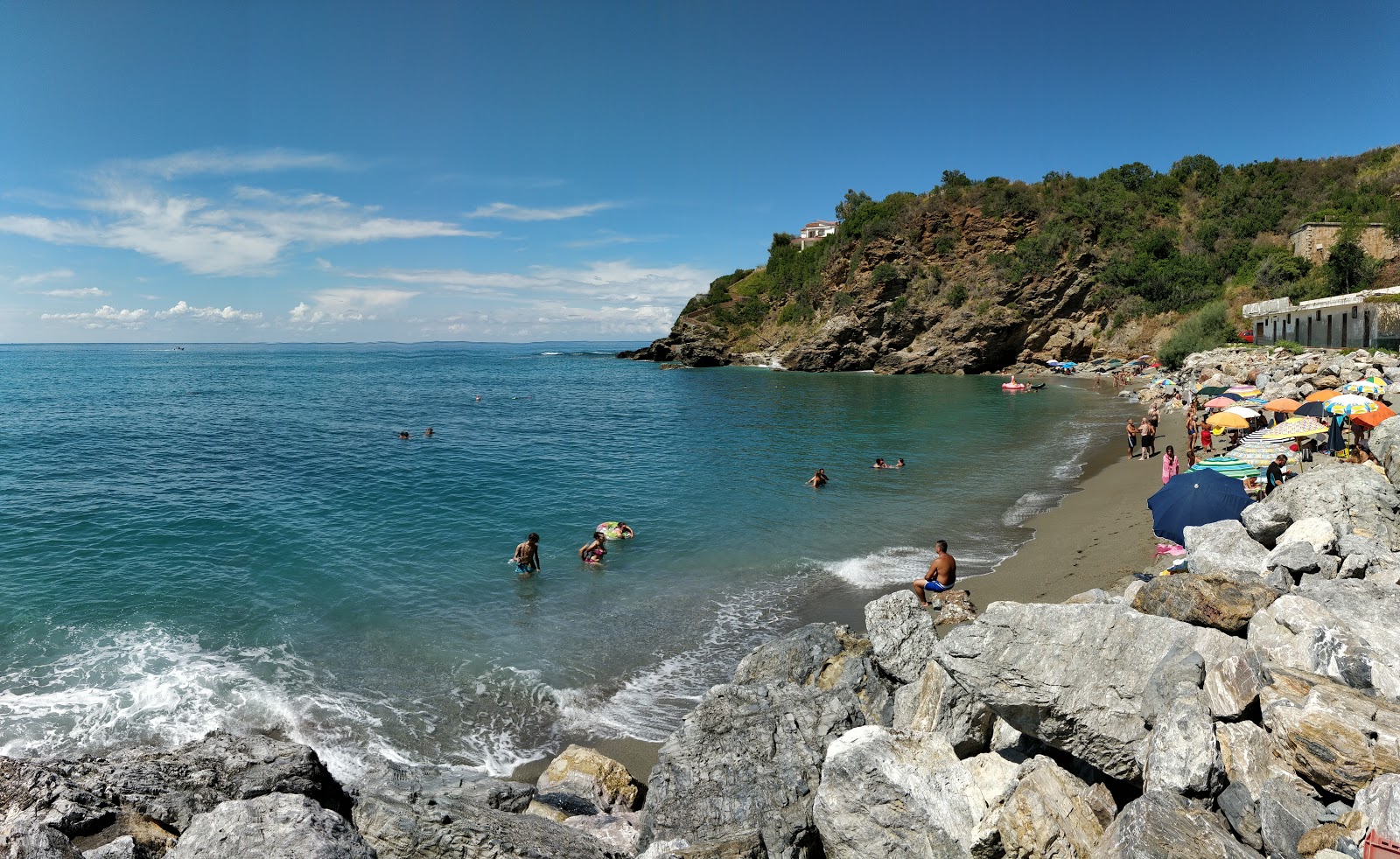 Foto de Cavinia beach con guijarros grises superficie